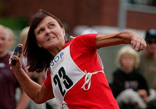 Thi ném điện thoại di động: Cuộc thi ném điện thoại diễn ra tại Phần Lan vào ngày 20/8 hàng năm kể từ năm 2000. Thể lệ và cách chơi là: Mang theo hoặc đăng ký để lấy một chiếc điện thoại, uốn éo thể hiện vài kĩ thuật "nguy hiểm" và ném chiếc điện thoại xa nhất có thể.