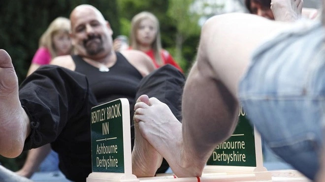 Cuộc thi vật ngón chân: Cuộc thi kỳ quặc này diễn ra rất sôi nổi ở miền Bắc nước Anh vào mỗi mùa hè. Trong một khoảng thời gian ngắn, cuộc thi đã trở nên cực kỳ phổ biến trên toàn thế giới.