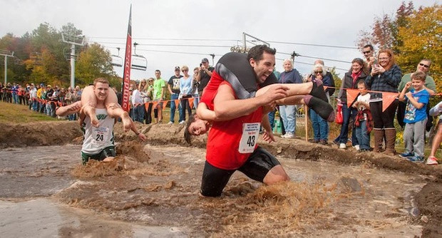 Eukonkanto – Thi cõng vợ vượt chướng ngại vật: Cuộc thi này dành cho những người đàn ông và yêu cầu là thí sinh sẽ phải cõng vợ của mình vượt qua một chặng đường dài với vô số chướng ngại vật trong khoảng thời gian nhanh nhất.