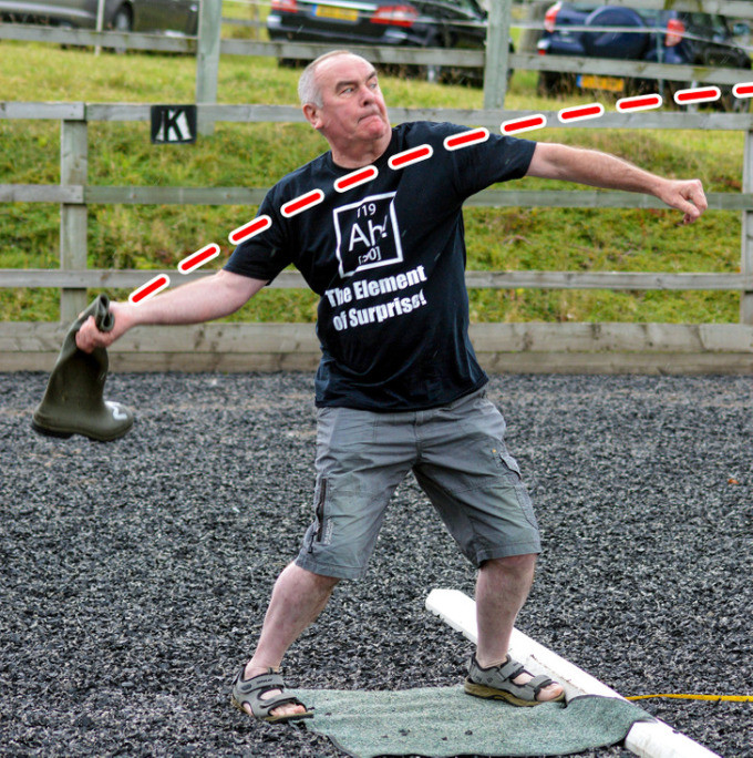 Thi ném giày: Ai cũng biết rằng giày thì nên đi vào chân, nhưng người Phần Lan có một cuộc thi ném giày, càng xa càng tốt. Danh hiệu môn thể thao kỳ quặc nhất rõ ràng đã thuộc về quốc gia này.