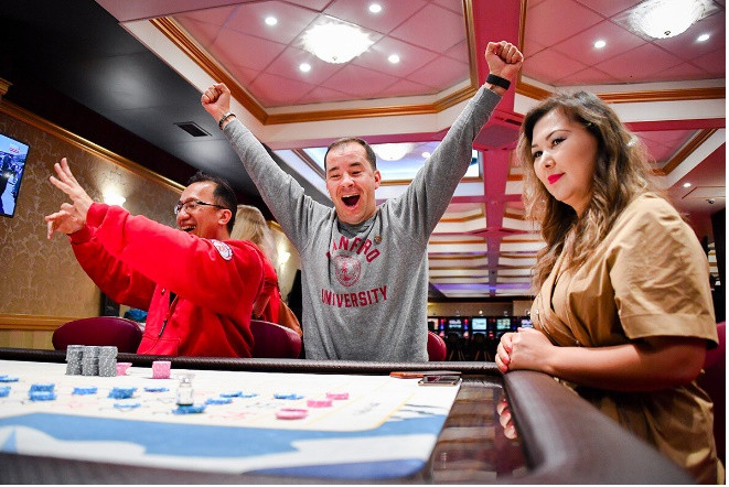 9. Thử vận may tại sòng bạc duy nhất của Siberia: Cờ bạc bị cấm ở Nga, ngoại trừ bốn "khu vực cờ bạc" được thiết lập đặc biệt. Khu đánh bạc duy nhất của Siberia, 'The Siberian Coin', nằm ở Lãnh thổ Altai. Sòng bạc này có sức chứa 500 khách, mở cửa trở lại vào năm 2014.