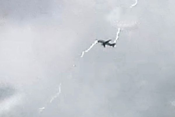 Máy bay bị sét đánh giữa không trung sau khi cất cánh May bay bi set danh giua khong trung sau khi cat canh