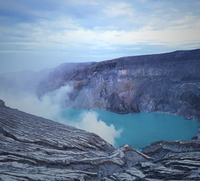Ngọn lửa xanh ngoạn mục từ núi lửa ở Kawah Ijen: Khu phức hợp núi lửa này nằm ở Indonesia. Vào ban đêm, việc nhìn thấy những ngọn lửa màu xanh lam chảy xuống hòn đảo của núi lửa Java là chuyện bình thường ở khu vực này.