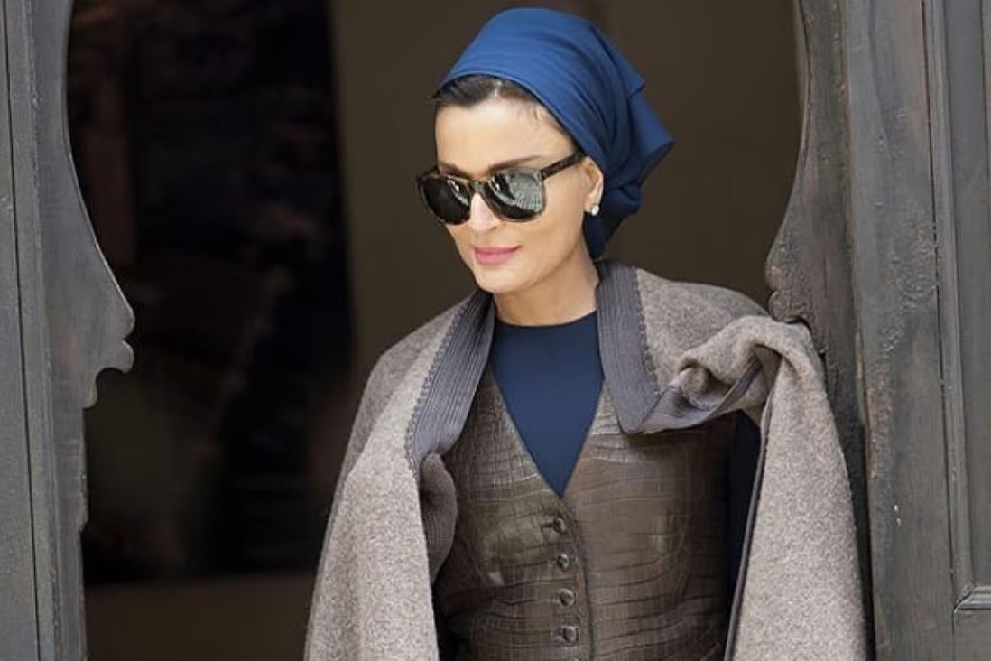 Không chỉ tài năng, xinh đẹp mà bà Sheikha Moza còn gây ấn tượng với gu thời trang sành điệu và quý phái.