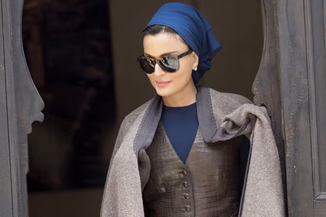 Không chỉ tài năng, xinh đẹp mà bà Sheikha Moza còn gây ấn tượng với gu thời trang sành điệu và quý phái.