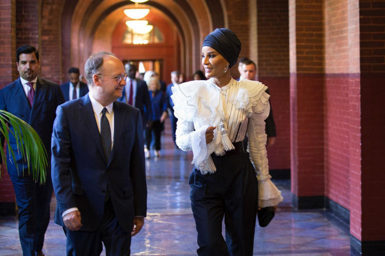 Ở tuổi ngoài 60, Vương phi hậu vẫn sở hữu vẻ ngoài quyến rũ và gu ăn mặc hòa trộn tinh tế giữa nét Tây phương hiện đại với nét kín đáo truyền thống của vùng Trung Đông.