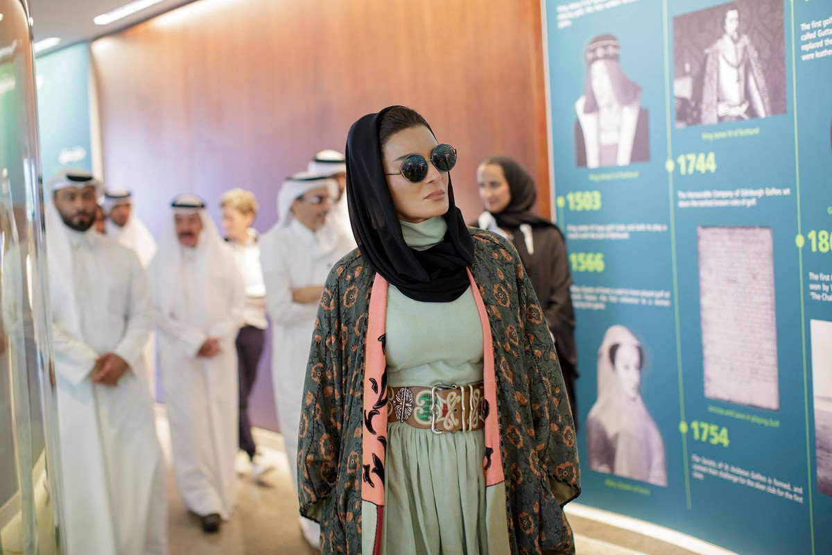 Để làm vừa lòng Vương phi Sheikha Mozah, hai nhà mốt Chanel và Valentino từng nhiều lần thay đổi các mẫu suit và váy ngắn trong thiết kế ban đầu thành chiếc váy dài cho hợp với cách ăn mặc của bà.