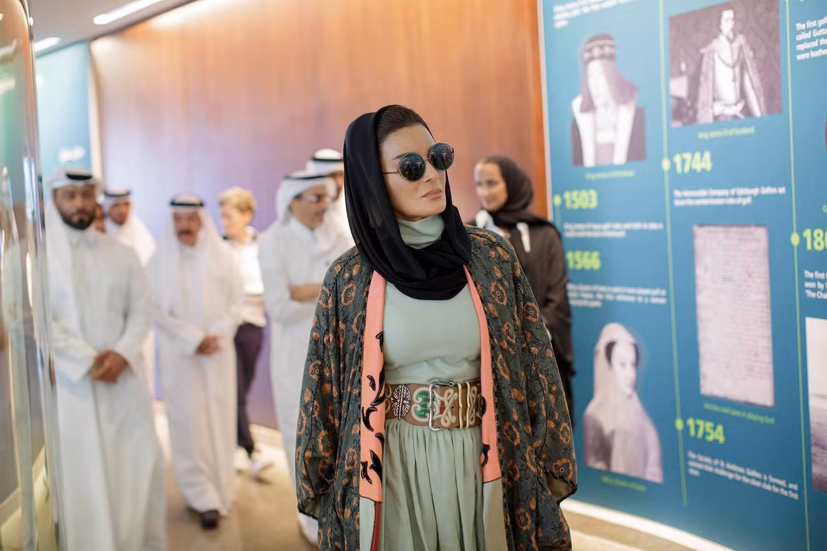 Để làm vừa lòng Vương phi Sheikha Mozah, hai nhà mốt Chanel và Valentino từng nhiều lần thay đổi các mẫu suit và váy ngắn trong thiết kế ban đầu thành chiếc váy dài cho hợp với cách ăn mặc của bà.