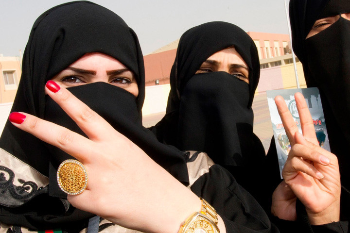 Phụ nữ Saudi Arabia không bao giờ tiếp khách đến thăm nhà. Ở nhà, họ không phải mặt trang phục theo quy định, do đó, khi người chồng tiếp khách, họ phải né đi chỗ khác thậm chí nếu có việc muốn nói với chồng, họ phải gọi điện thoại.