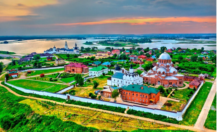 Thị trấn nhỏ xinh này nằm trên trục lịch sử giữa sông Volga và sông Silk.