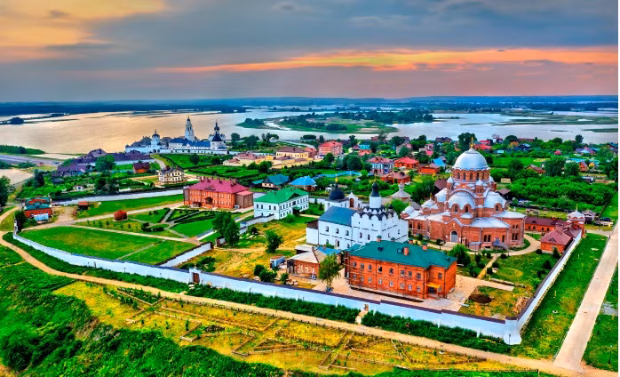 Thị trấn nhỏ xinh này nằm trên trục lịch sử giữa sông Volga và sông Silk.