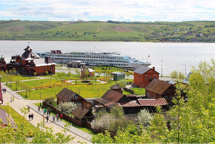 Trên lãnh thổ của hòn đảo có một xưởng gốm, một lò rèn và một phòng trưng bày súng và vũ khí thời trung cổ.