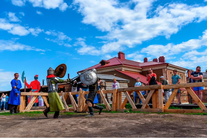 Thị trấn đảo nhỏ xinh này cũng có nhiều xưởng thủ công khác nhau cho trẻ em trải nghiệm như học cách dập nổi da hoặc tự làm đồ gốm. Ảnh: RBTH.