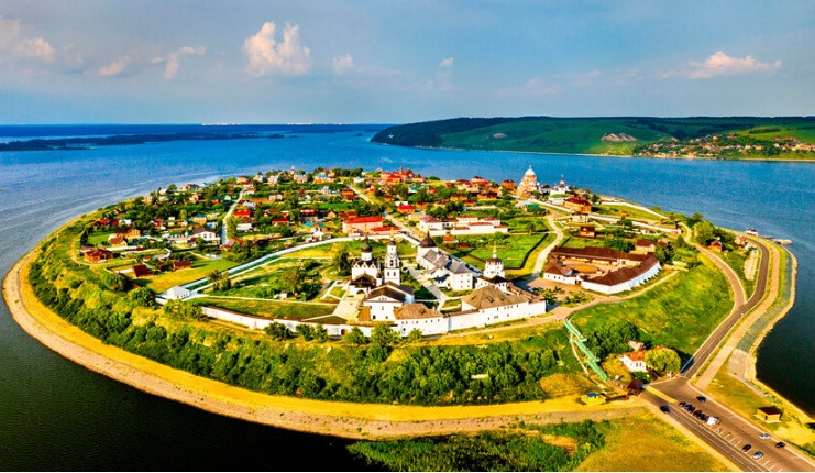 Những bức tường tu viện, đường phố thời trung cổ, mái vòm vàng và đấu trường ngựa trên thị trấn đảo này tạo nên hình ảnh về sự cổ kính của Nga.