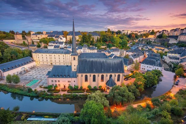 Luxembourg là một quốc gia siêu nhỏ với diện tích chỉ vỏn vẹn 2.586,4 km2 và có chưa đến 600.000 dân. Nhỏ bé và ít được biết đến là thế nhưng Luxembourg lại ẩn chứa rất nhiều thú vị.