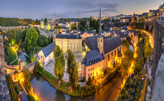 Luxembourg có tỷ lệ người nước ngoài sinh sống cao nhất trong tất cả các quốc gia châu Âu với 43% là cư dân nước ngoài. Cư dân Bồ Đào Nha chiếm tỷ lệ phần trăm dân số nước ngoài lớn nhất, với hơn 15%.