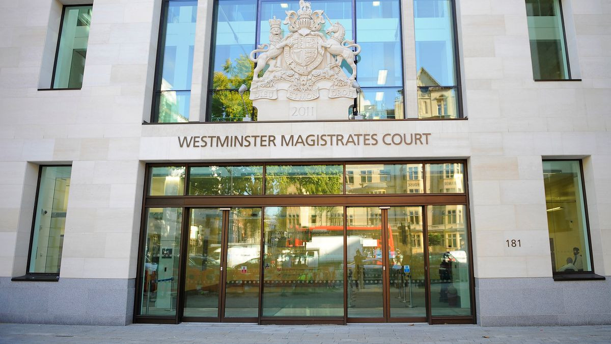 Nam canh sat bi kien vi lap camera theo doi ban gai cu