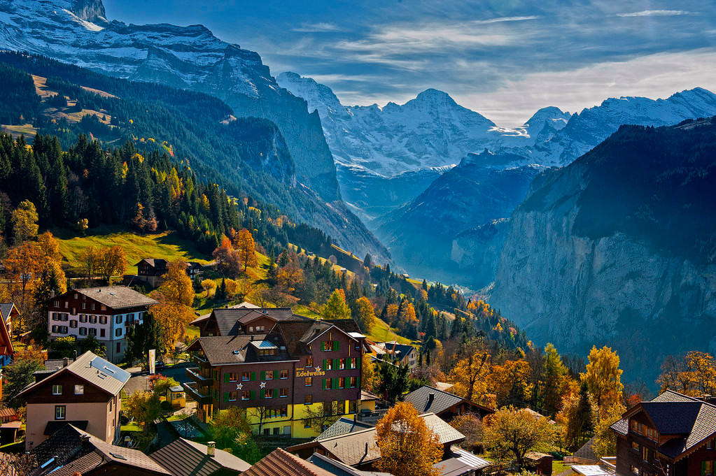 Đến với làng Wengen, thứ thu hút cái nhìn đầu tiên của bạn chắc chắn là những ngôi nhà bằng gỗ như trong chuyện cổ tích được xây dựng lâu đời và rất đồng bộ.
