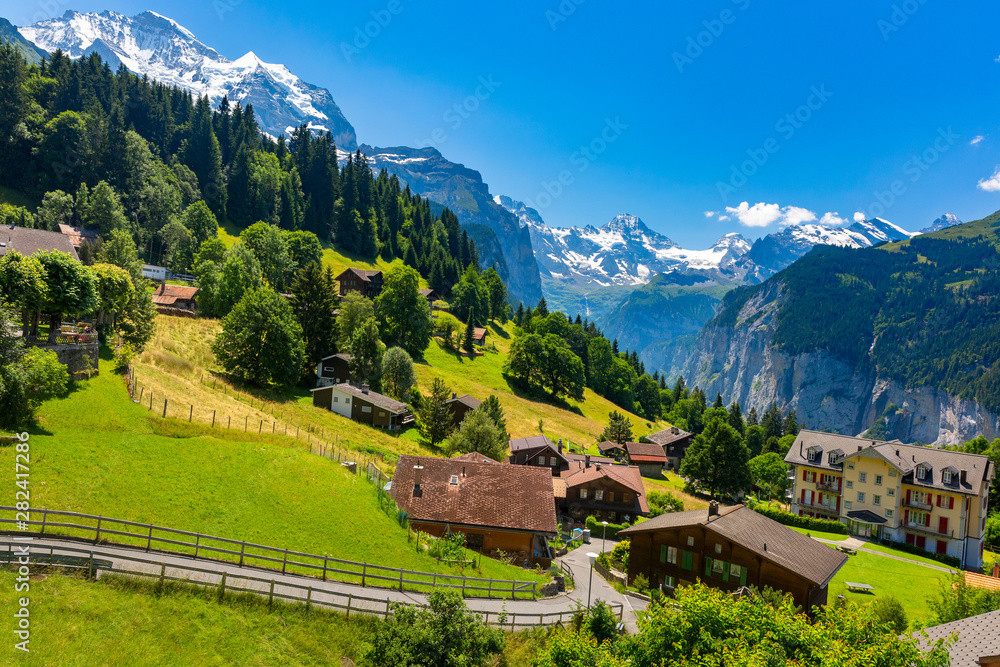 Ngôi làng Wengen nằm ở độ cao hơn 1.200m, dưới chân núi Jungfrau, tỉnh Canton Bern, Thụy Sĩ.