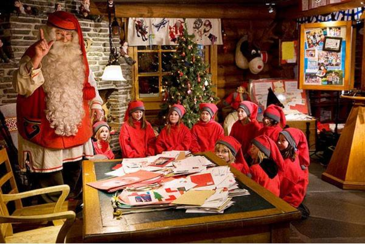 Đặc biệt trong làng còn có một văn phòng làm việc riêng của ông già Noel, nơi mỗi năm nhận được hằng trăm ngàn bức thư từ các em nhỏ trên khắp châu lục, thống kê trung bình khoảng 700.000 bức. Nhân viên bưu điện trong vai các chú lùn phải hồi âm cho tất cả các bức thư gửi đến có địa chỉ rõ ràng.