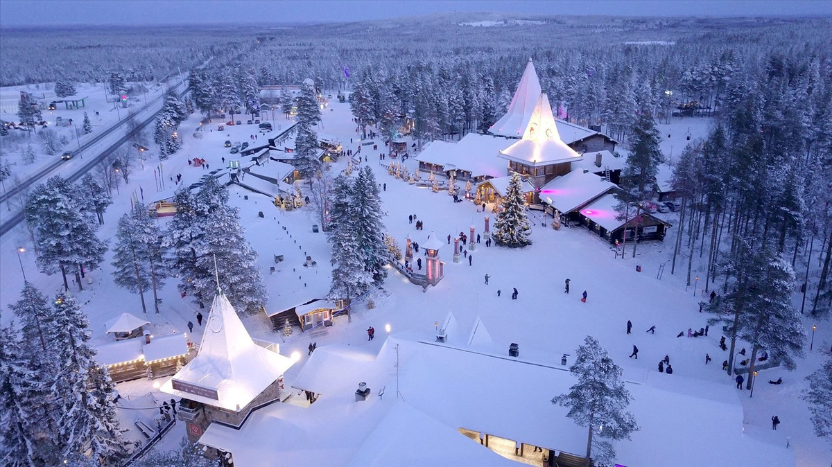 Theo truyền thuyết, ông già Noel đầu tiên sống trên núi Korvatunturi nằm ở phía Đông Lapland (Phần Lan) có độ cao 483 m. Người dân nơi này truyền tai nhau rằng vì dãy núi này có hình dáng giống như tai của ông già Noel nên có thể lắng nghe được mọi ước muốn của trẻ em khắp thế giới.