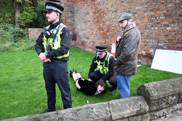 Cảnh sát bắt kẻ ném trứng vào Vua Charles Canh sat bat ke nem trung vao Vua Charles