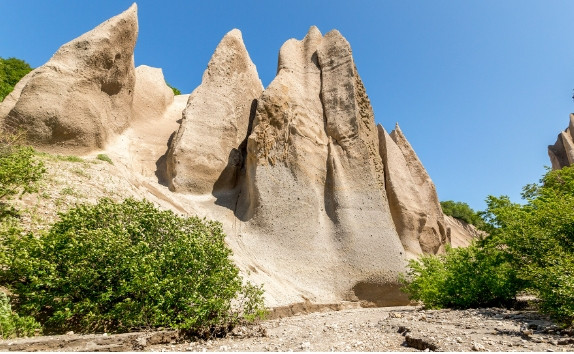 Nhiều thế kỷ sau, trái đất bao phủ khu vực này, rừng mọc, suối và gió bắt đầu "mài giũa" đá bọt mềm, tạo cho nó những hình thù tuyệt đẹp.