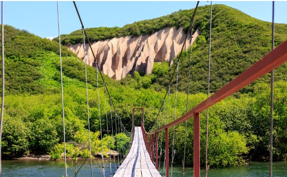 Những vách đá trắng sừng sững này là một trong những điểm thu hút tự nhiên của khu bảo tồn động vật hoang dã Kamchatka.