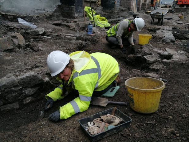 Soc: Phat hien hon 300 bo xuong duoi nen quan bar dang xay-Hinh-2