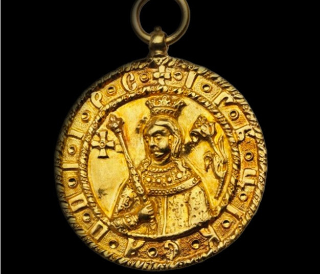 Đồng tiền vàng thay vì một huy chương: Sau khi đăng quang, các vị vua thường chuẩn bị những đồng xu quý giá, dùng để trang trí và làm quà tặng. Tiền vàng cũng được trao cho các thành tích quân sự. Ảnh: RBTH.