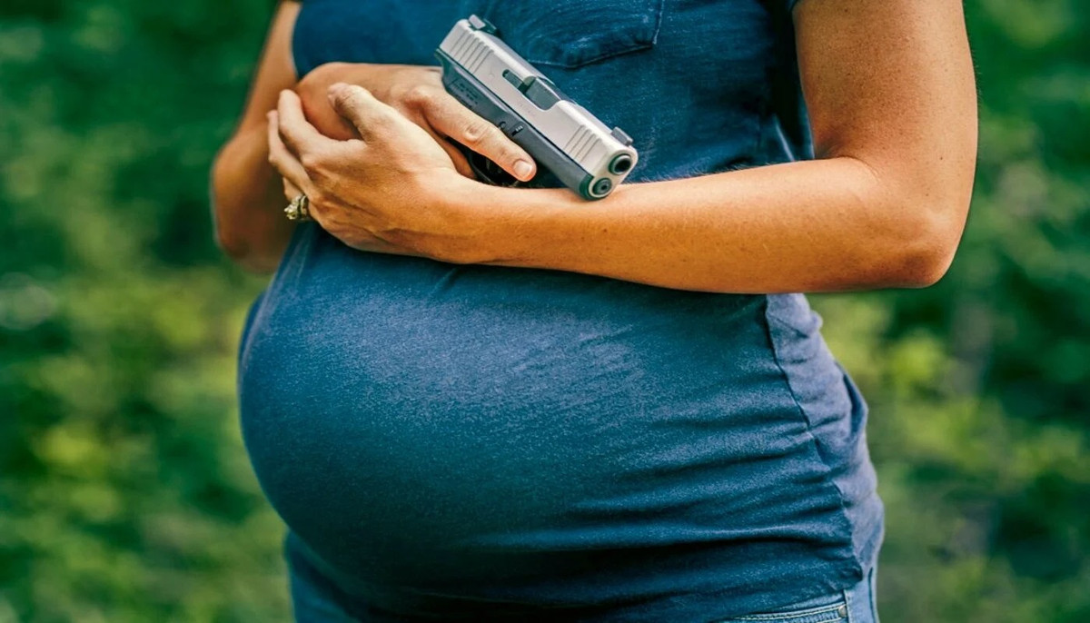 Cai nhau voi canh sat, ba bau bat ngo rut sung khai hoa