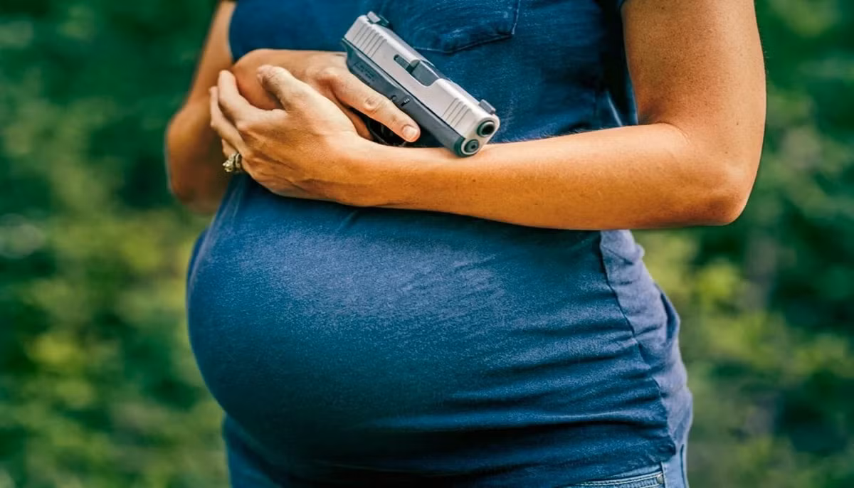 Cai nhau voi canh sat, ba bau bat ngo rut sung khai hoa