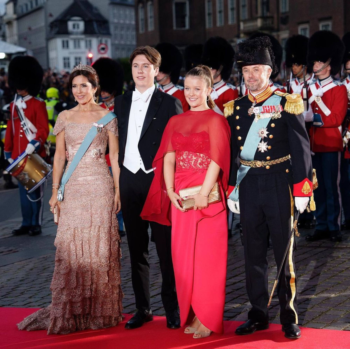 Là cháu gái cả của Nữ hoàng Margrethe II, Công chúa Isabella đứng thứ 3 trong dòng kế vị ngai vàng Đan Mạch, chỉ sau bố và anh trai. Phong cách của Công chúa Isabella được ảnh hưởng bởi người bà am hiểu thời trang của mình.