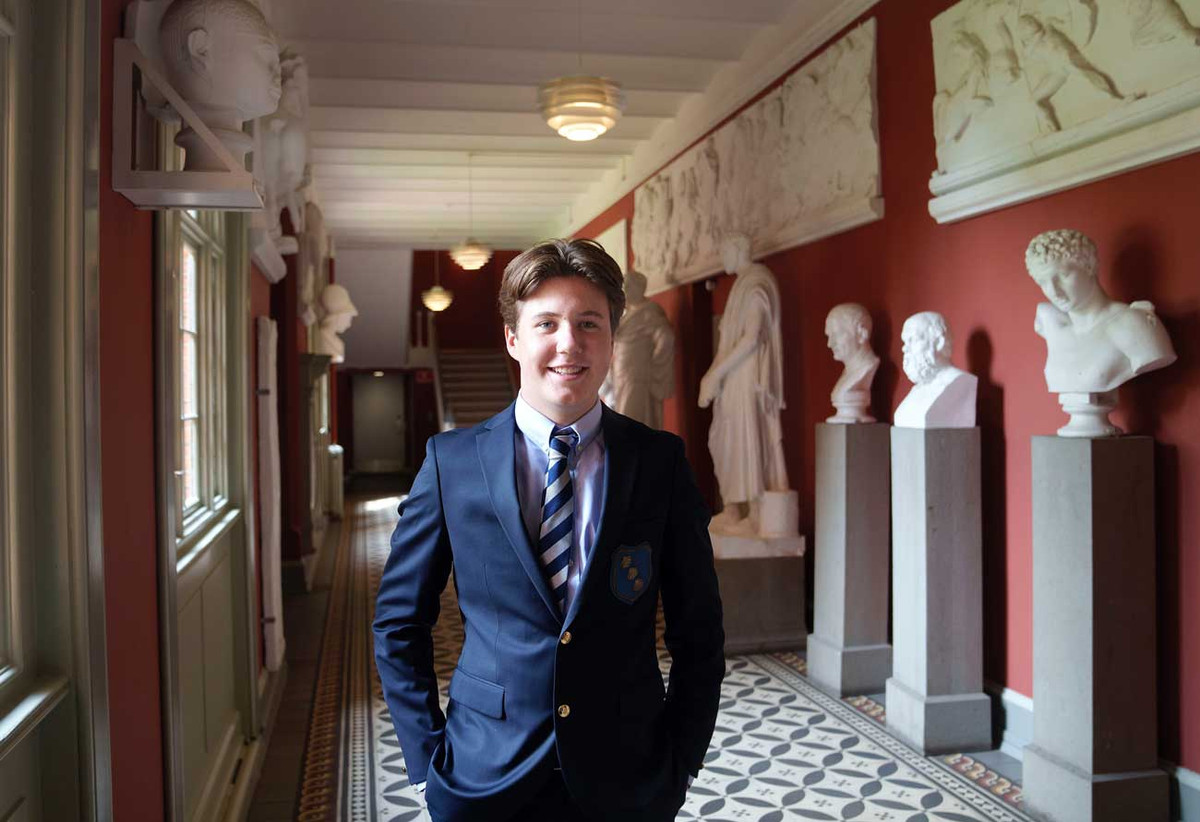 Hoàng tử Christian, con trai cả của Thái tử Frederik, vừa đón sinh nhật tuổi 17 trong bối cảnh Hoàng gia Đan Mạch vướng tranh cãi quanh việc Nữ hoàng Margrethe tước vị của 4 cháu nội.