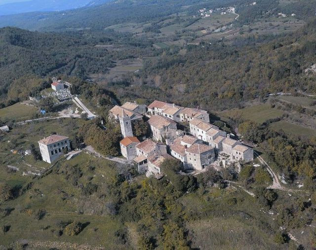 Kham pha thi tran nho nhat hanh tinh chi co 27 dan cu-Hinh-3