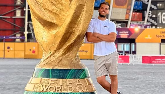 Nguoi dan ong hoan cuoi de xem chung ket World Cup