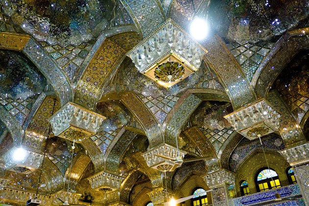Mặc dù Shah Cheragh đã bị hủy hoại khá nhiều bởi con người, thiên nhiên và thời gian, nhưng sau nhiều lần sửa chữa thì nó vẫn còn giữ được vẻ lung linh, huyền ảo.