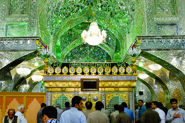 Khi tiến tới gần, người này tìm thấy một ngôi mộ, bên trong có một thi thể được ướp cẩn thận. Xác ướp này được cho là của một nhân vật Hồi giáo quan trọng. Kể từ đó, ngôi đền trở thành điểm đến quan trọng của người Hồi giáo Shia.