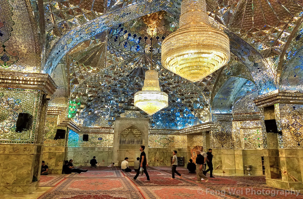 Ngày nay, lăng mộ Shah Cheragh mở cửa cho phép những người không theo đạo Hồi ghé đến. Điều này có nghĩa là tất cả du khách đến Shiraz đều có thể vào bên trong nhìn ngôi mộ phát sáng.