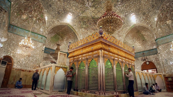 Các tài liệu lịch sử tiết lộ rằng Imam Reza có liên quan đến nhà tiên tri Muhammad, cũng như người kế vị của ông, Shia Imam.