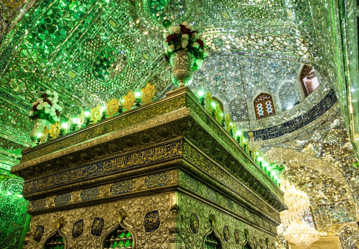 Shah Cheragh ban đầu được xây dựng vào khoảng năm 1130 sau Công nguyên, khiến cho công trình đáng kinh ngạc này đã gần 900 năm tuổi .