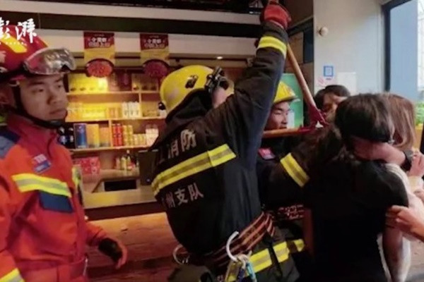 Quá say xỉn, hai cô gái tự mua xích sắt về khóa cổ nhau Qua say xin, hai co gai tu mua xich sat ve khoa co nhau