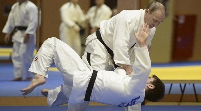 Năm 18 tuổi, ông đã giành được đai đen bộ môn võ judo. Putin được cho là đã phá kỷ lục ở bộ môn Judo khi là người Nga đầu tiên được phong bát đẳng.