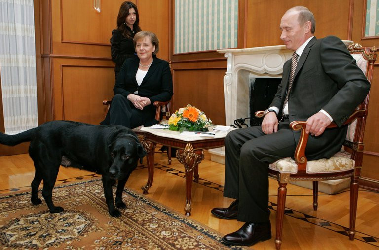 Ông từng mang theo chú chó cưng Connie đến cuộc gặp với Thủ tướng Đức Angela Merkel.
