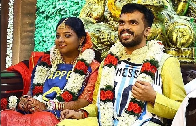 Cô dâu chú rể gây sốt khi mặc áo Messi và Mbappe ngày cưới Co dau chu re gay sot khi mac ao Messi va Mbappe ngay cuoi