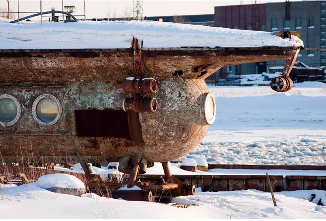 Thủy thủ đoàn của tàu ngầm Neptune gồm ba người: thuyền trưởng - hoa tiêu, thợ máy và nhân viên hướng dẫn.