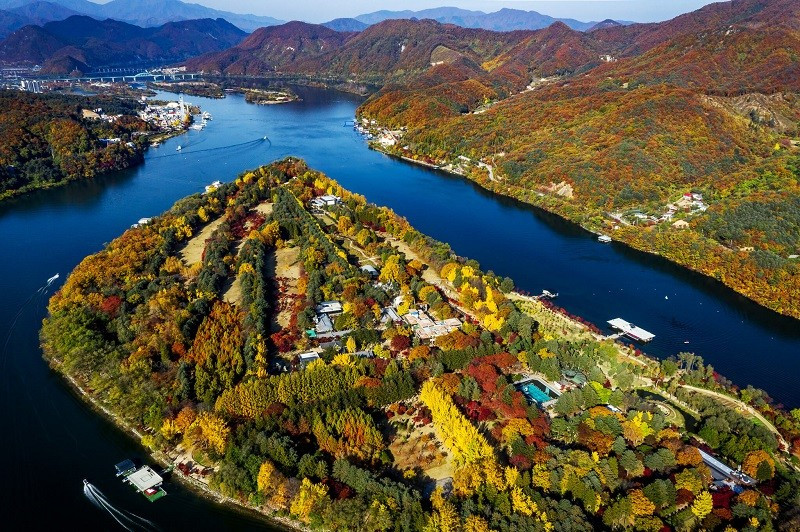 Không chỉ có khung cảnh đẹp tựa thiên đường, đảo Nami còn sở hữu những địa điểm vui chơi, giải trí cực kì thú vị và hấp dẫn như vườn bách thảo, vườn bách thú, khu vui chơi,…