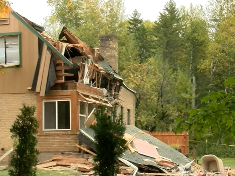 My: May bay dam vao nha dan, 3 nguoi thiet mang