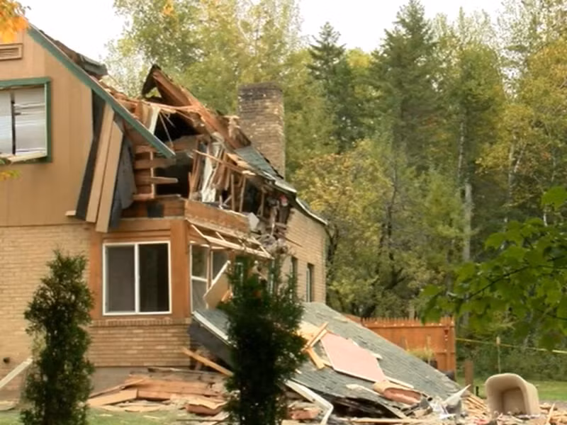 My: May bay dam vao nha dan, 3 nguoi thiet mang