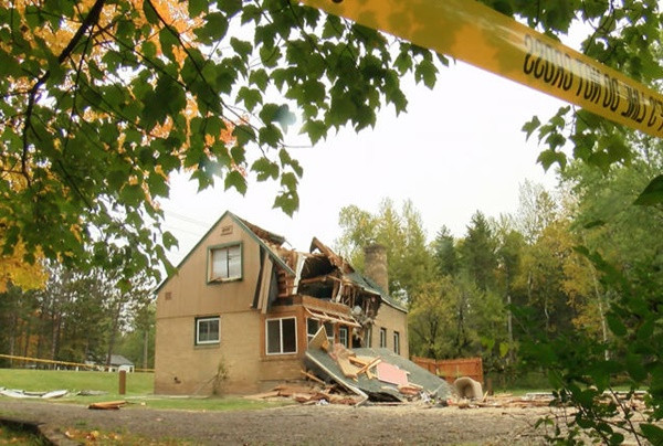 My: May bay dam vao nha dan, 3 nguoi thiet mang-Hinh-2